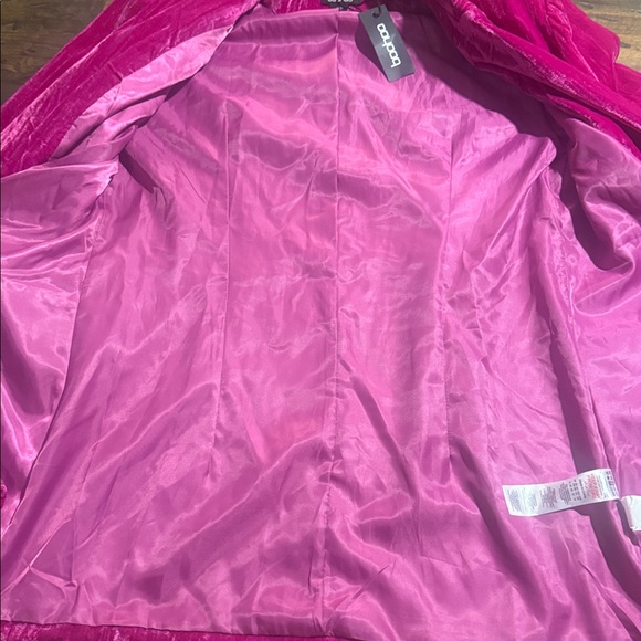 Boohoo Tall Crinkle Velvet Single Breasted Blazer in Magenta Pink - Picture 10 of 10